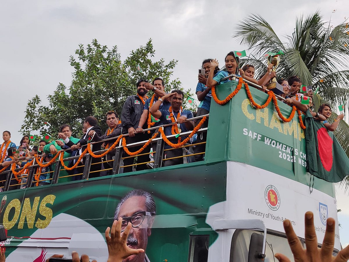 ২০২২ সালের সাফজয়ী নারী ফুটবল দলের খেলোয়াড়েরা দেশে ফিরলে ছাদখোলা বাসে তাঁদের এই শোভাযাত্রা হয় সে বছর ২১ সেপ্টেম্বর