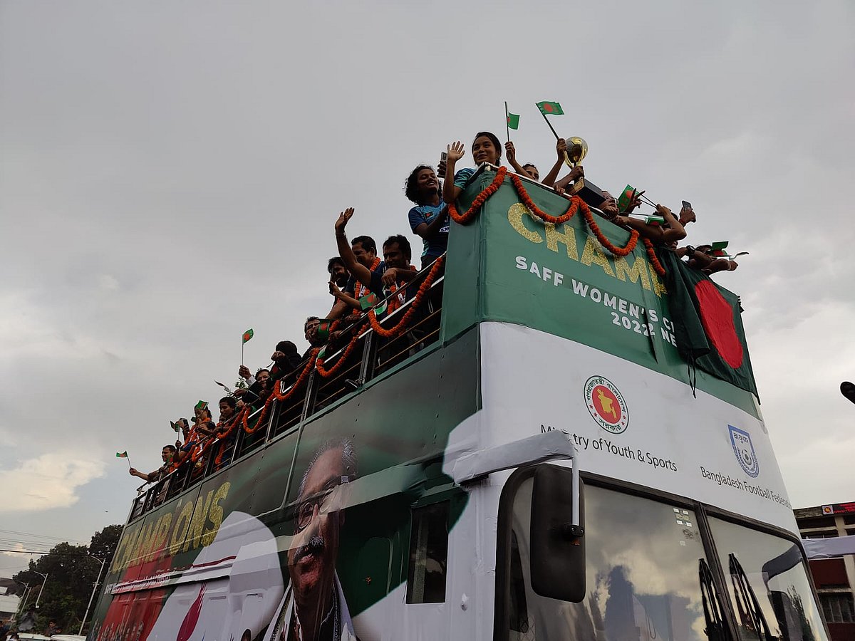 ছাদখোলা বাসে বিমানবন্দর থেকে বাফুফে ভবনে যাচ্ছে সাফ চ্যাম্পিয়ন বাংলাদেশ দল