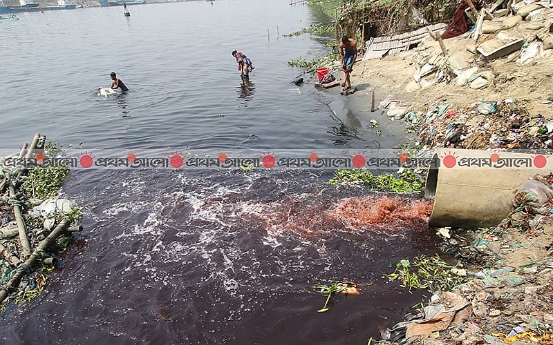 নারায়ণগঞ্জের বিভিন্ন শিল্পকারখানার বর্জ্যে দূষিত হচ্ছে শীতলক্ষ্যা নদী