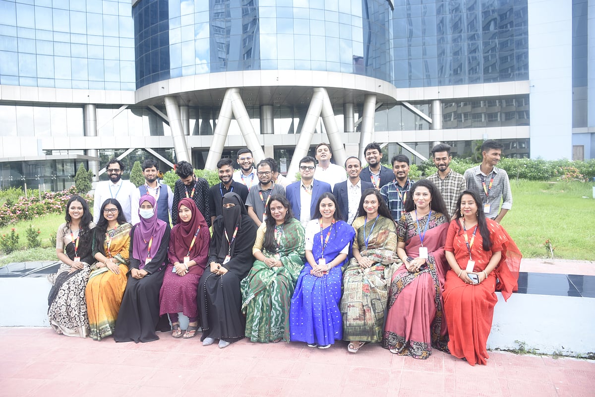 সেমিকোলনের কর্মীরা