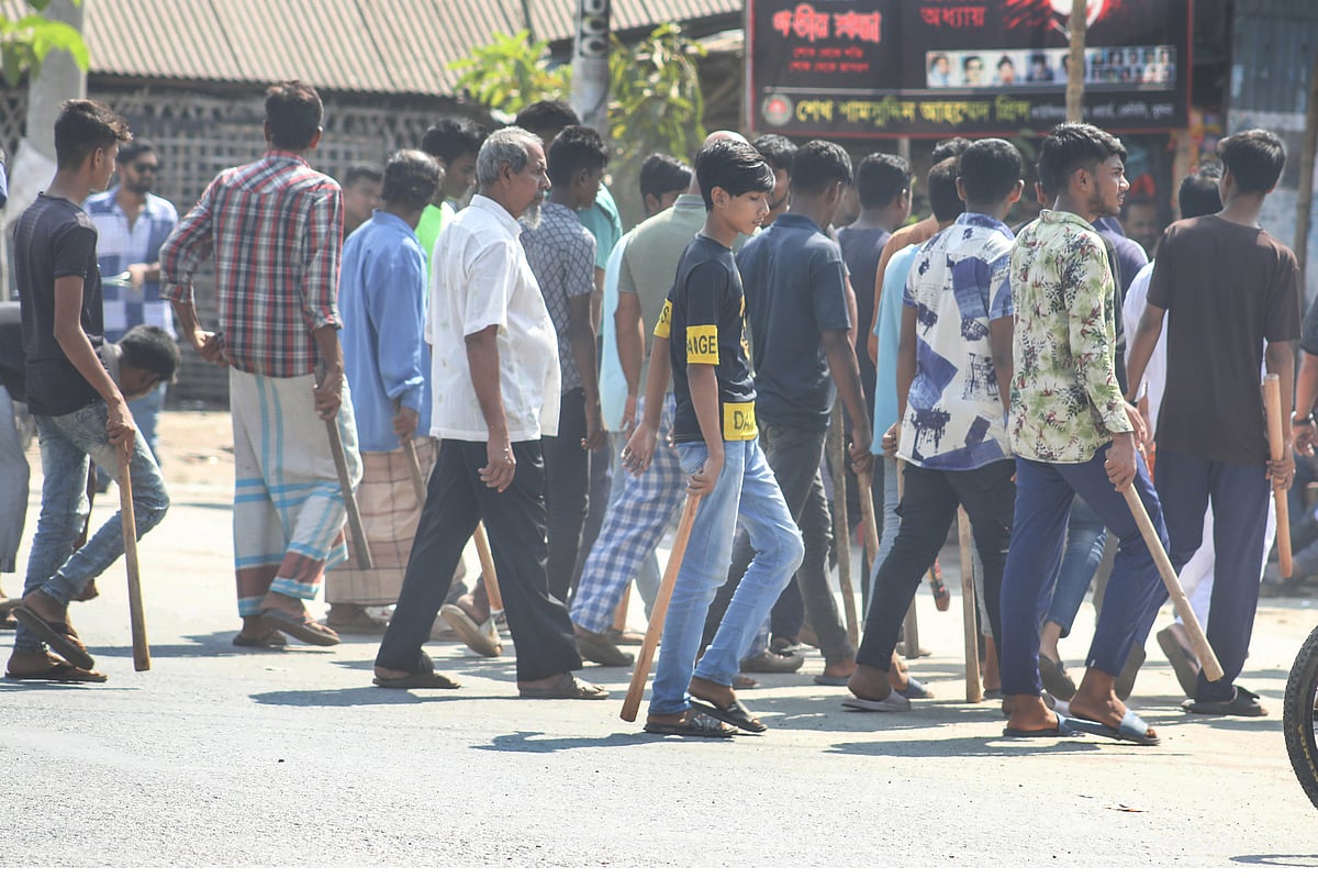 বিএনপির মহাসমাবেশকে কেন্দ্র করে আওয়ামী লীগের নেতা–কর্মীদের লাঠিসোঁটা নিয়ে মহড়া দিতে দেখা গেছে। শনিবার দুপুরে