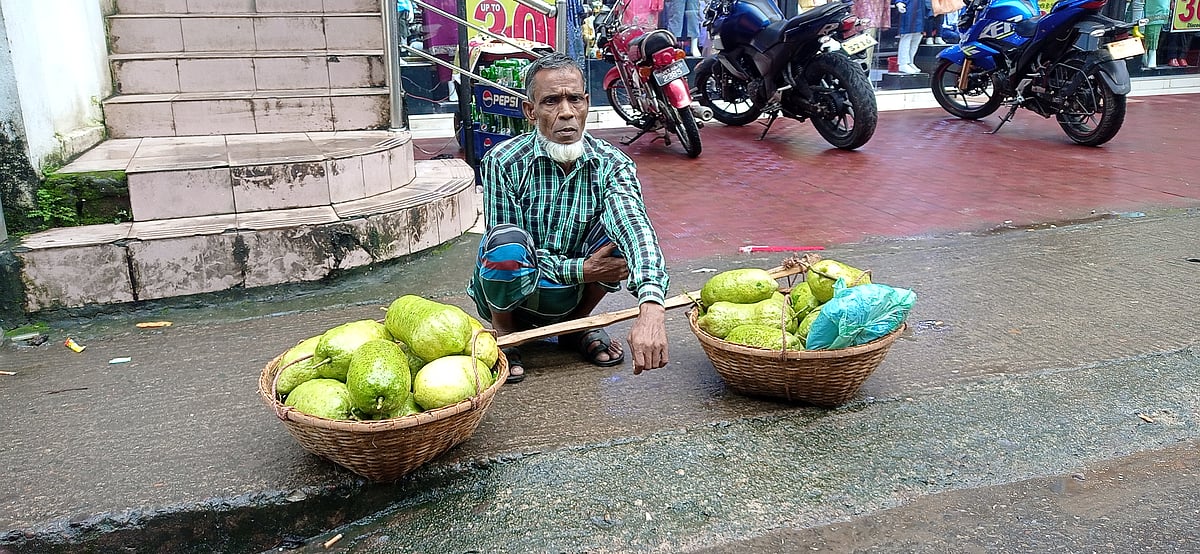 জারা লেবু নিয়ে বিক্রির জন্য বসেছেন কনু মিয়া