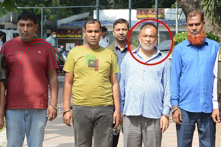 প্রতারণার অভিযোগে গ্রেপ্তার চক্রের প্রধান (লাল বৃত্ত চিহ্নিত) মো. হায়দার আলীসহ চার সদস্য