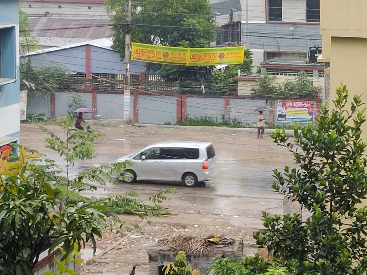 ঘূর্ণিঝড় সিত্রাংয়ের প্রভাবে কুষ্টিয়ায় ভোররাত থেকে গুঁড়ি গুঁড়ি বৃষ্টি হচ্ছে। সোমবার সকাল আটটায় শহরের মজমপুর থেকে ছবিটি তোলা