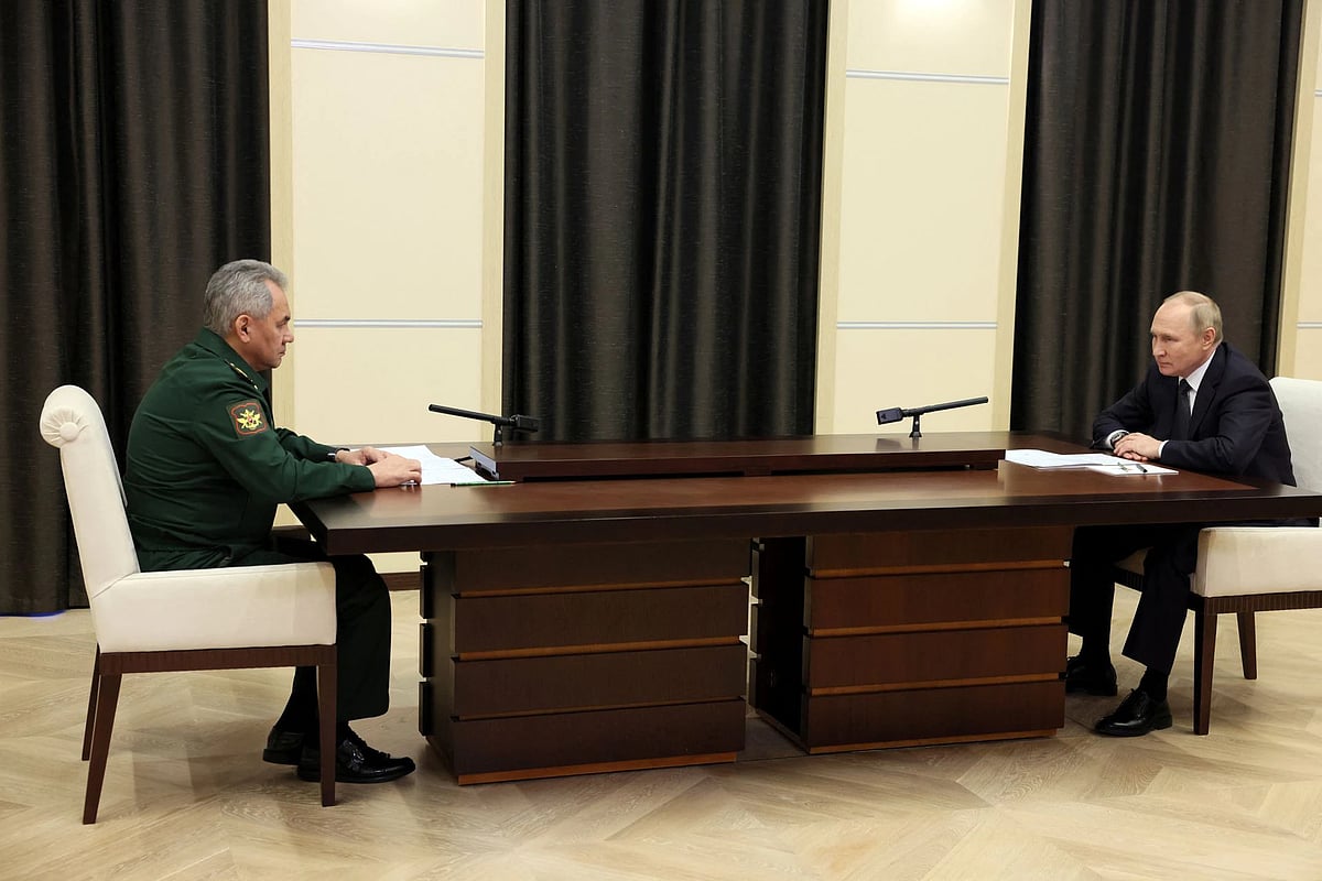 প্রতিরক্ষামন্ত্রী সের্গেই সোইগুর সঙ্গে বৈঠক করছেন রাশিয়ার প্রেসিডেন্ট ভ্লাদিমির পুতিন। মস্কো, রাশিয়া। ২৮ অক্টোবর