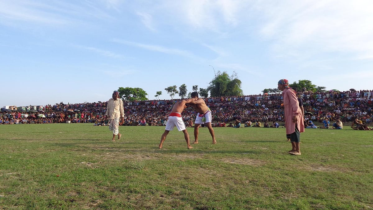 দাওয়াতি কুস্তির আয়োজনে হাজির হন দশ গ্রামের মানুষ