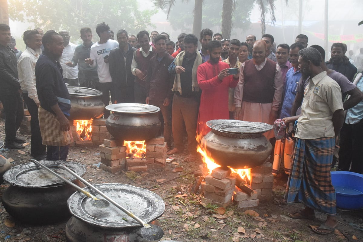 রংপুরে বিএনপির গণসমাবেশে যোগ দিতে আসা ঠাকুরগাঁওয়ের নেতা–কর্মীরা। তাঁরা উঠেছেন নগরের উত্তম বানিয়াপাড়ার একটি গুদামে। তাঁদের জন্য চলছে রান্না। আজ ভোরে তোলা