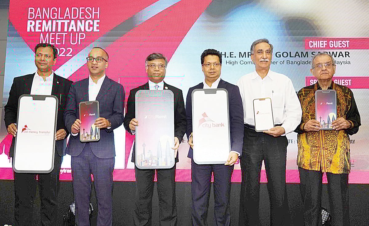 সিবিএল মানি ট্রান্সফারের ‘সিটি রেমিট’ মোবাইল রেমিট্যান্স অ্যাপ উদ্বোধন অনুষ্ঠানে সিটি ব্যাংকের চেয়ারম্যান আজিজ আল কায়সার (ডান থেকে তৃতীয়)। গত রোববার রাতে মালয়েশিয়ার রাজধানী কুয়ালালামপুরের একটি হোটেলে
