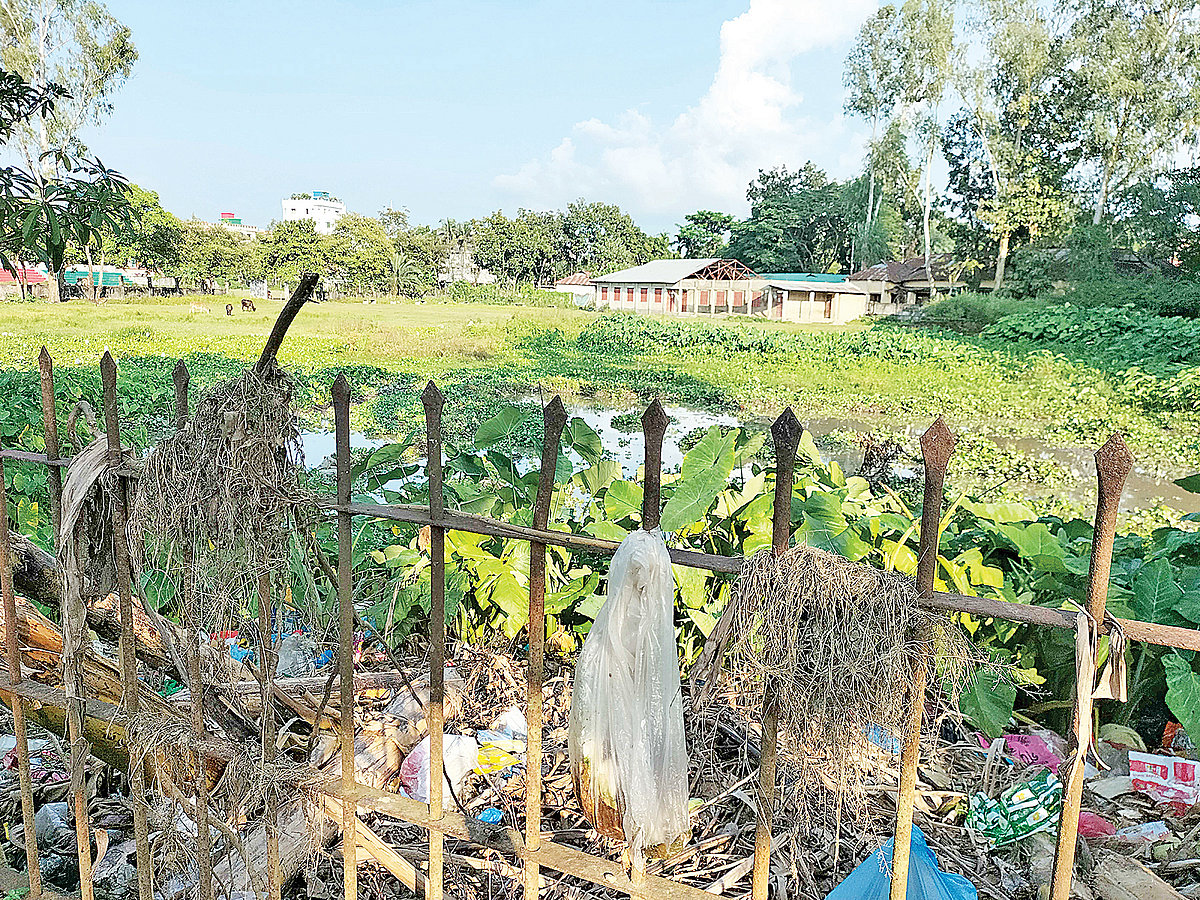 অবহেলা ও অযত্নে পড়ে আছে মৌলভীবাজারের শ্রীমঙ্গলের শেখ রাসেল শিশু উদ্যানের মাঠ। মাঠের একটি অংশ পানিতে ডুবে আছে। সেখানে জমেছে আবর্জনার স্তূপ। সামান্য বৃষ্টি হলে প্লাবিত হয় মাঠ। ছোট-বড় গর্ত থাকায় মাঠে নেই খেলার পরিবেশ। গতকাল দুপুরে