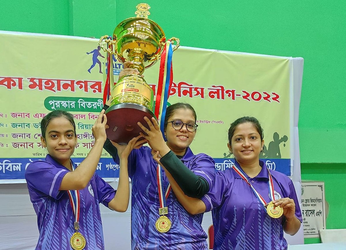 টেবিল টেনিস লিগে বাংলাদেশ পুলিশ ক্লাবের হয়ের শিরোপা জিতেছেন তিন বোন সাদিয়া, নওরিন ও সোনাম (বাঁ থেকে)