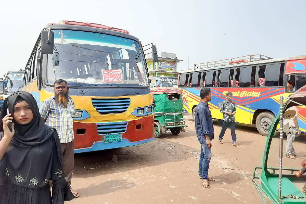 বিএনপির বিভাগীয় গণসমাবেশের আগে ওই এলাকায় পরিবহন ধর্মঘট দেওয়া হচ্ছে। এতে দুর্ভোগের মুখে পড়ছে সাধারণ মানুষ। গত ১৯ অক্টোবর খুলনার সোনাডাঙা বাস টার্মিনালের ছবি