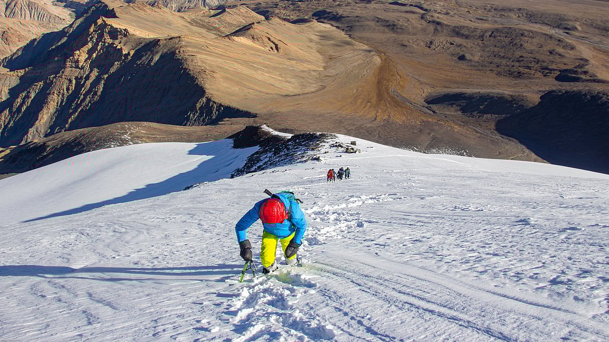 শুভ্রতুষারে ঢাকা পাবর্ত্যপথ