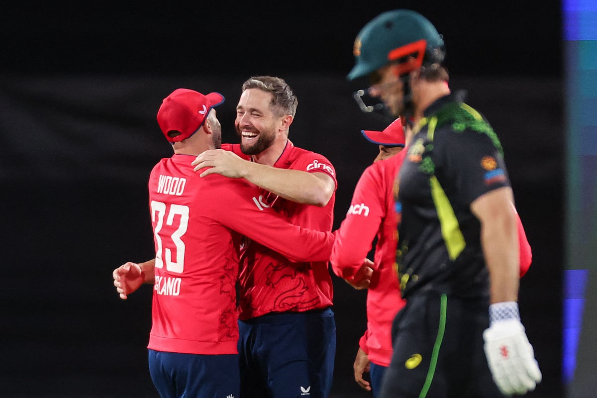 ইনিংসের প্রথম ২ বলেই ২ উইকেট নেন ক্রিস ওকস