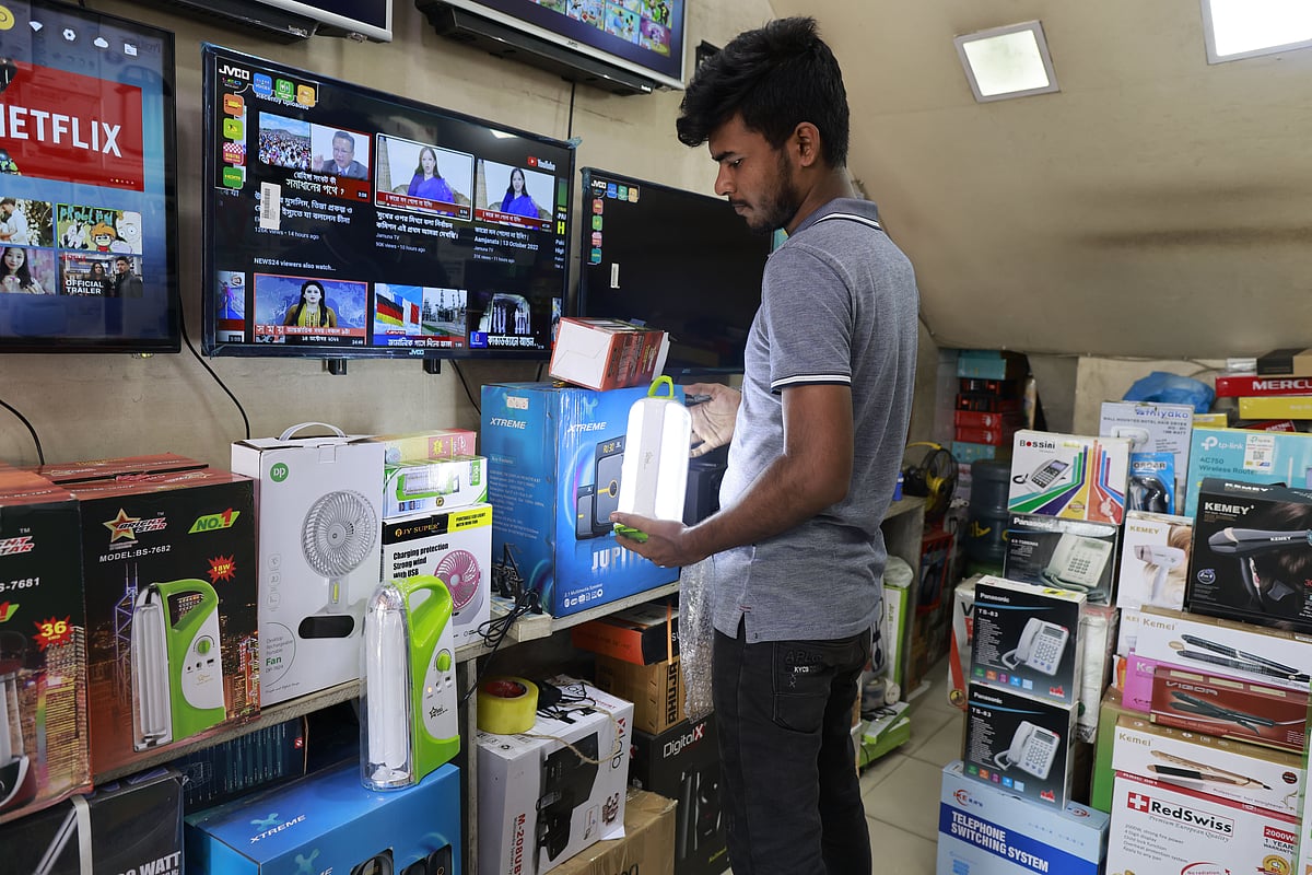 বেড়েছে চার্জার লাইটসহ চার্জিং ফ্যানের 
বিক্রি। গতকাল রাজধানীর স্টেডিয়াম মার্কেটে