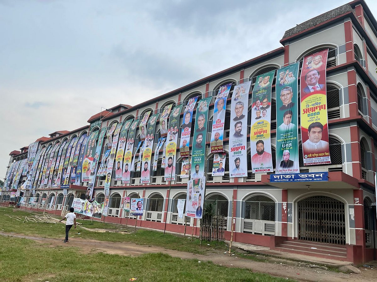 কোনাবাড়ী ডিগ্রি কলেজ মাঠেই আওয়ামী
লীগের সম্মেলন অনুষ্ঠিত হবে, তাই পুরো কলেজ ভবনটি ঢেকে ফেলা হয়েছে ব্যানার ও ফেস্টুন দিয়ে