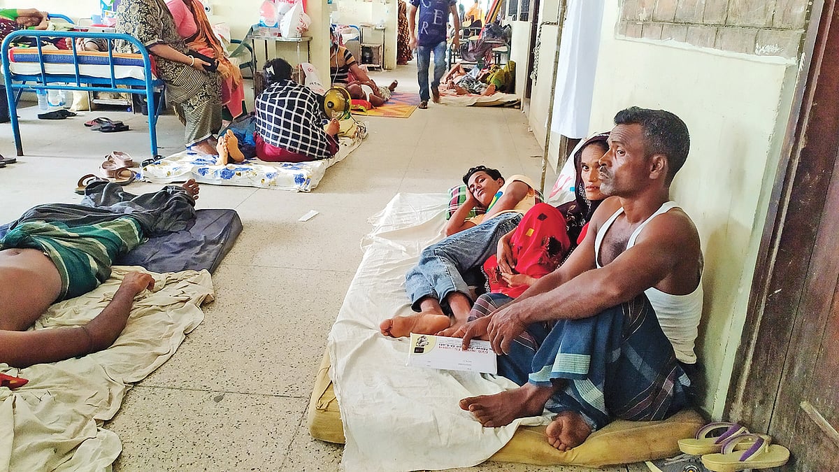 মশারি না টানিয়েই ডেঙ্গু রোগীদের চিকিৎসা দেওয়া হচ্ছে। শয্যা না পেয়ে মেঝেতে ঠাঁই নিতে হয়েছে অনেককে। গত রোববার সকালে