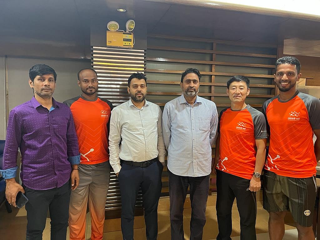 ৫৪ বছর বয়সী শাহবাজ আজ ঢাকায়  এসেছেন (বা থেকে চতুর্থ)