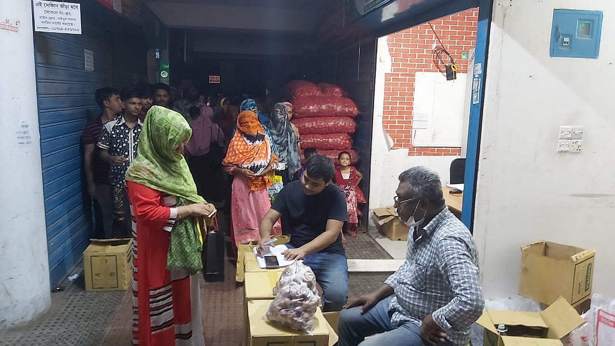 ফ্যামিলি কার্ডধারী নারীরা টিসিবির পণ্য কিনছেন।
