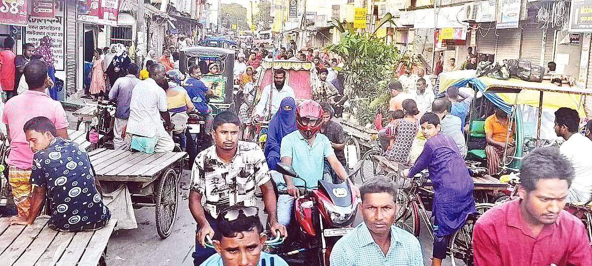 রংপুর-পার্বতীপুর সড়কের বদরগঞ্জ কেন্দ্রীয় জামে মসজিদের পাশে যানজটে ভোগান্তি পোহাতে হয় সাধারণ মানুষকে। গত বৃহস্পতিবার বিকেলে