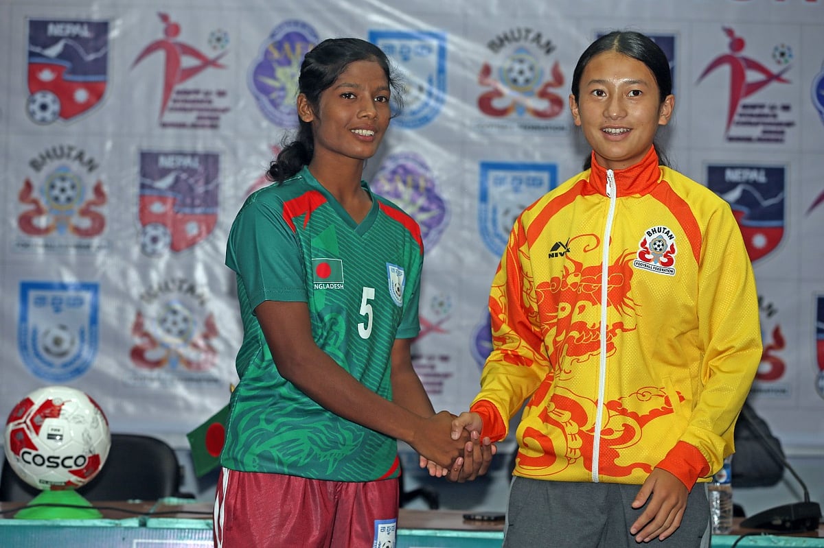 ভুটান অনূর্ধ্ব-১৫ দলের অধিনায়ক কেলদেন ওয়াংমোর সঙ্গে বাংলাদেশ অধিনায়ক রুমা আক্তার