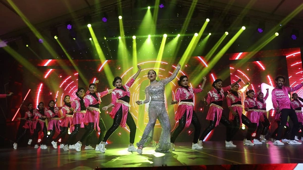 ‘সাত নম্বর ফ্লোর’ চলচ্চিত্রে অভিনয় দিয়ে আলোচিত তমা মির্জা জমকালো পরিবেশনা নিয়ে আসেন তাঁরই অভিনীত এই চলচ্চিত্রের ‘পাখি’ শিরোনামের গান দিয়ে