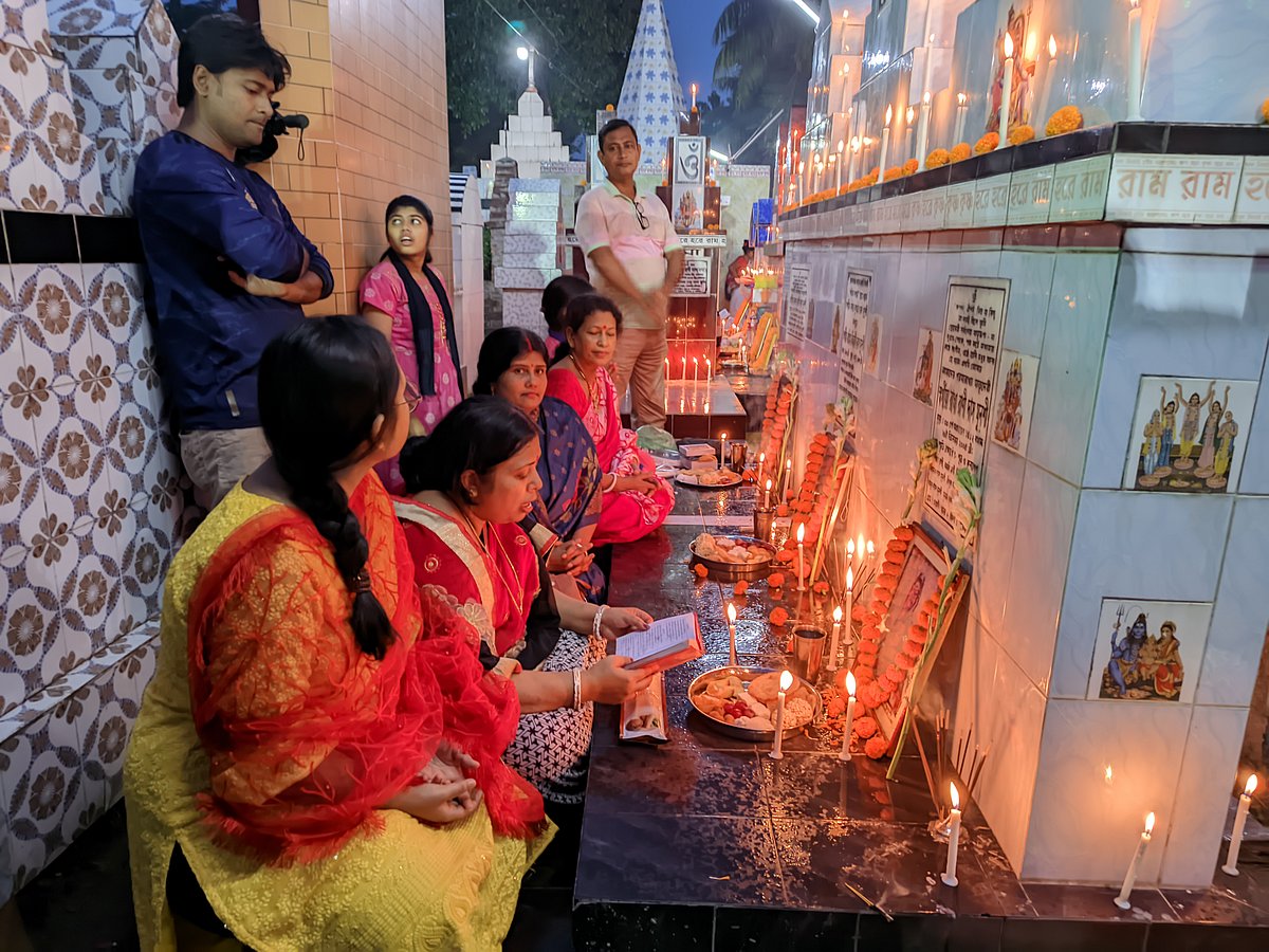 পছন্দের খাবার ও নৈবেদ্য সাজিয়ে প্রয়াত স্বজনদের স্মরণ করছে একটি পরিবার। রোববার সন্ধ্যায় বরিশাল নগরের কাউনিয়া এলাকার মহাশ্মশানে