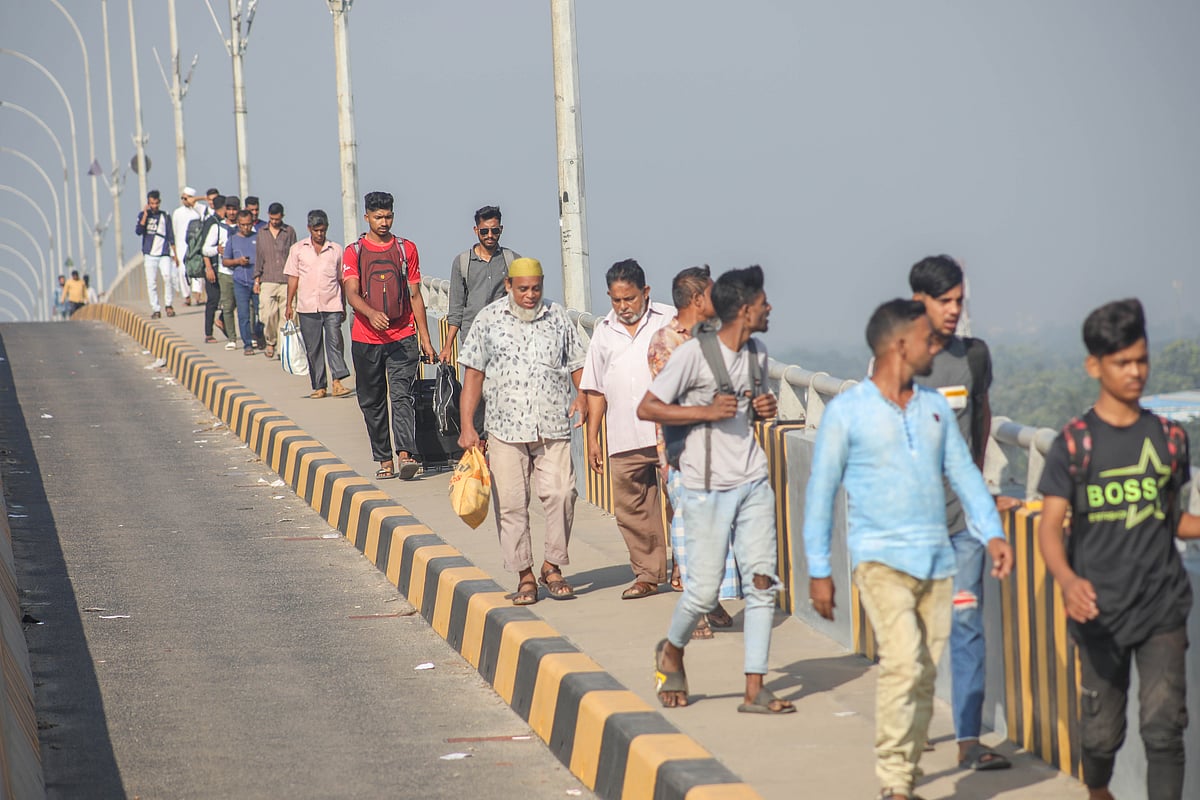 বাস, লঞ্চ বন্ধের পর গতকাল রাত থেকে নগরীর অন্যতম প্রবেশদ্বার রূপসা ও জেলখানা খেয়াঘাট বন্ধ থাকায় খানজাহান আলী সেতু হেঁটে পারাপার হন মানুষ