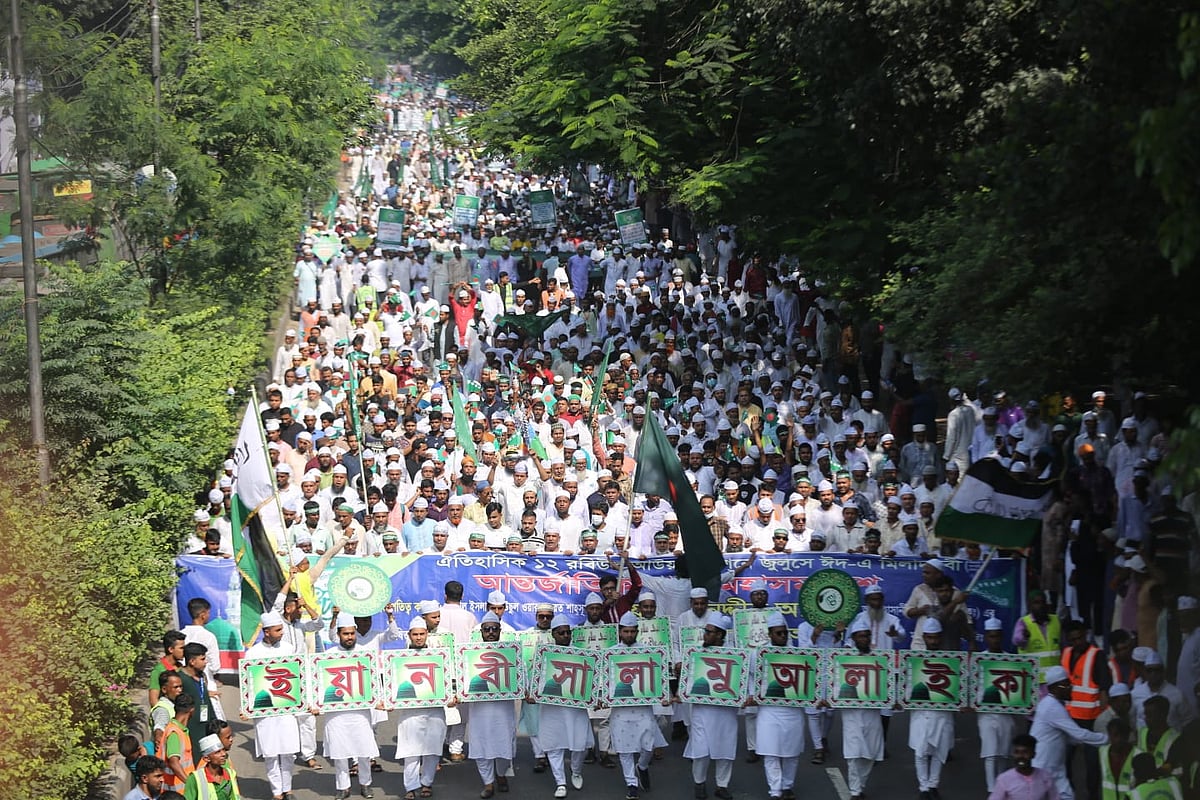 পবিত্র ঈদে মিলাদুন্নবী (সা.) উপলক্ষে আজ রোববার রাজধানীর সোহরাওয়ার্দী উদ্যান থেকে জশনে জুলুস বের করা হয়