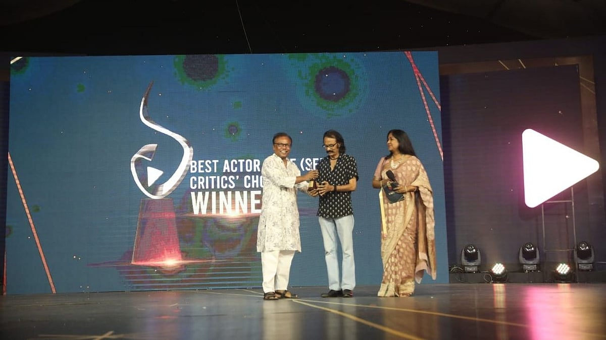 খাঁচার ভেতর অচিন পাখি ছবিতে অভিনয়ের জন্য সেরা অভিনেতা (পুরুষ) পুরস্কার পেয়েছেন ফজলুর রহমান বাবু। পুরস্কার তুলে দিচ্ছেন সালাহউদ্দিন লাভলু ও রোকেয়া প্রাচী