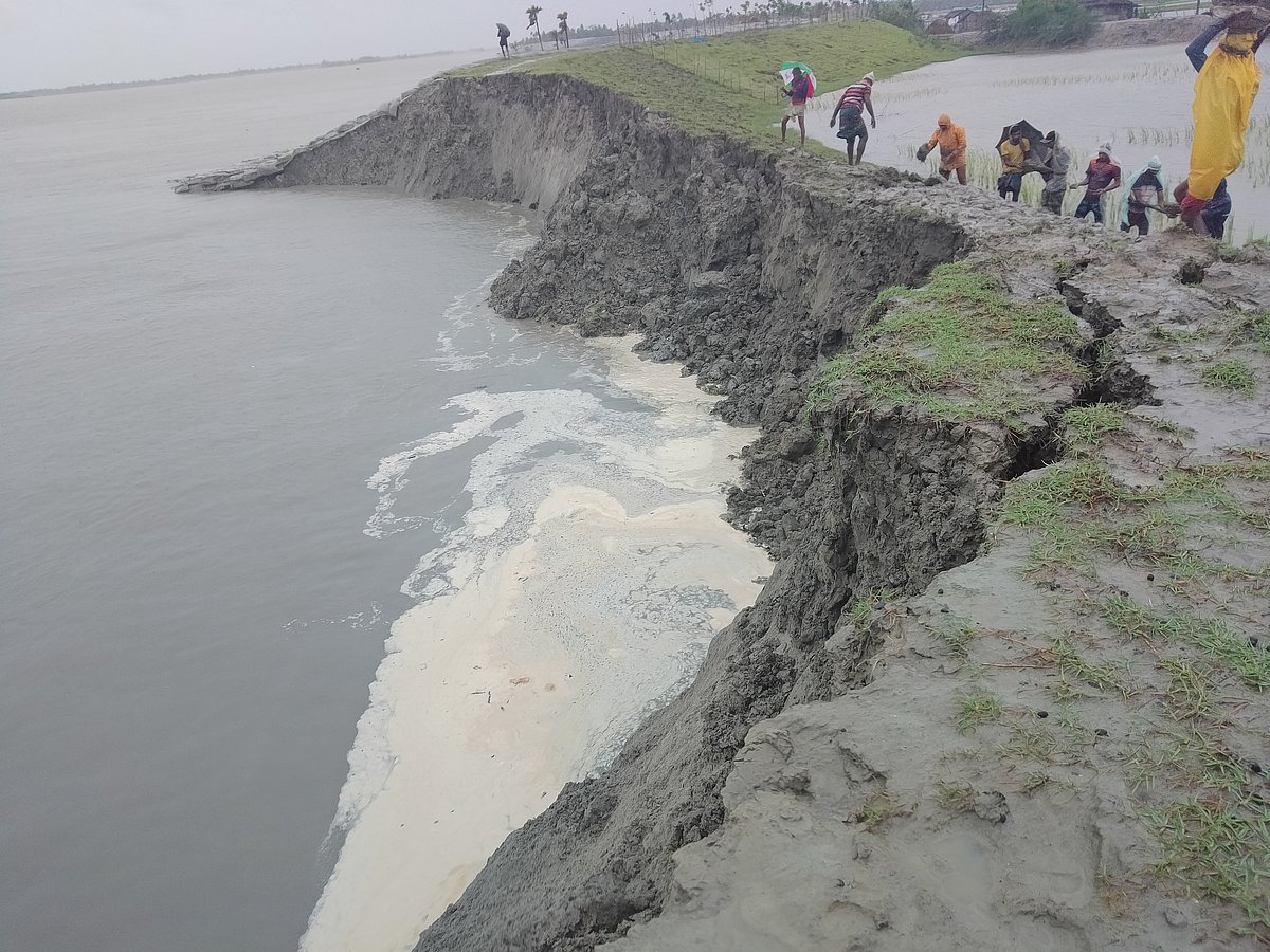 রাতে ধসে গেছে কয়রার হরিণখোলা এলাকার বেড়িবাঁধ, সকাল হতেই বাঁধ মেরামতের চেষ্টা এলাকাবাসীর