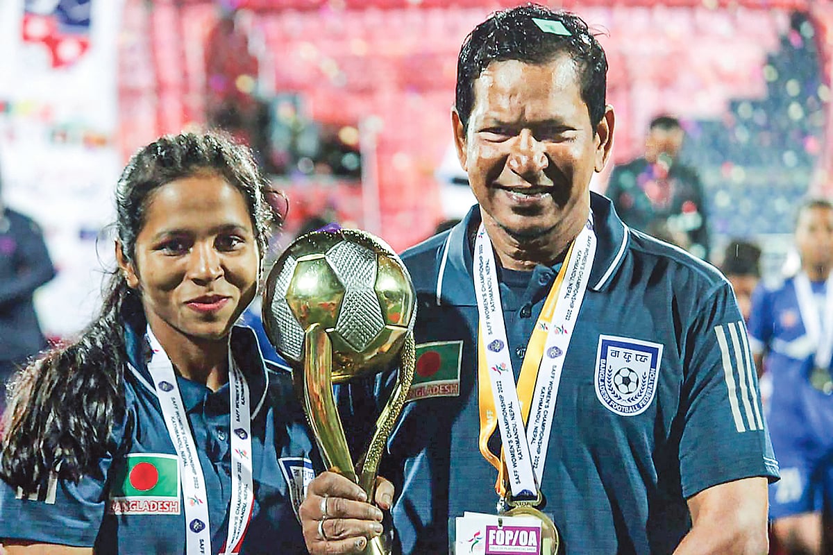সাফ ফুটবলের ট্রফি নিয়ে মাহবুবুর রহমান ও মাহমুদা আক্তার