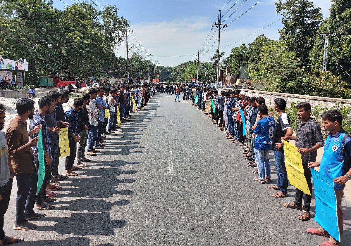 রাজশাহী মেডিকেলে ‘অবহেলায়’ শিক্ষার্থীর মৃত্যুর ঘটনায় বিচারের দাবিতে শিক্ষার্থীদের মানববন্ধন। রোববার বেলা ১১টার দিকে রাজশাহী বিশ্ববিদ্যালয়ের প্রধান ফটকের সামনে