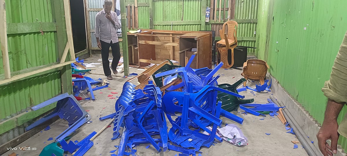 পটুয়াখালী শহরের বনানী সড়ক এলাকায় জেলা বিএনপির কার্যালয়ের চেয়ার ও আসবাব ভাঙচুর করা হয়