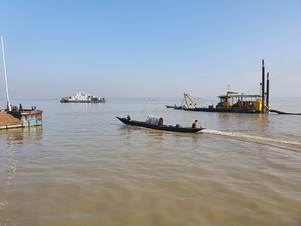 শুষ্ক মৌসুমের শুরুতেই দ্রুত পানি কমতে থাকায় দৌলতদিয়ার ৭নম্বর ফেরি ঘাটের সামনে ড্রেজার দিয়ে পলিমাটি অপসারণ করা হচ্ছে। বৃহস্পতিবার রাজবাড়ীর গোয়ালন্দের দৌলতদিয়া ফেরিঘাট এলাকায়