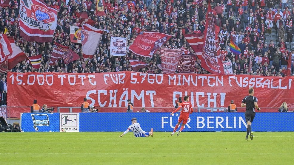 বার্লিনের অলিম্পিক স্টেডিয়ামে বিশাল ব্যানার: ‘৫৭৬০ মিনিটের ফুটবলে ১৫ হাজার মৃত্যু! আপনাদের লজ্জা হওয়া উচিত’