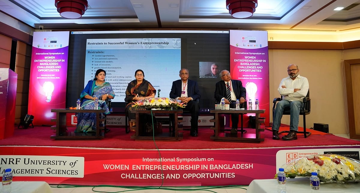 বাংলাদেশে নারী উদ্যোক্তাদের চ্যালেঞ্জ ও সম্ভাবনা’ শীর্ষক দুই দিনব্যাপী এক আন্তর্জাতিক সিম্পোজিয়ামের উদ্বোধনী অনুষ্ঠানে বক্তারা।  আজ শনিবার  রাজধানীর বিয়াম মিলনায়তনে