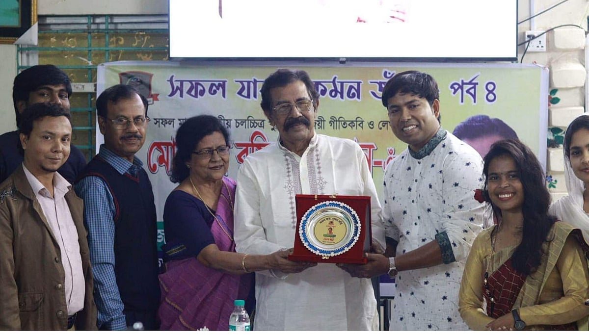 যশোরে আইডিয়া সমাজকল্যাণ সংস্থার ব্যতিক্রমী ‘সফল যাঁরা, কেমন তাঁরা’ অনুষ্ঠানে প্রধান বক্তা হিসেবে মোহাম্মদ রফিকউজ্জামান তাঁর শৈশব, শিক্ষা ও কর্মজীবন নিয়ে জীবনের গল্প শোনান তিন ঘণ্টাব্যাপী