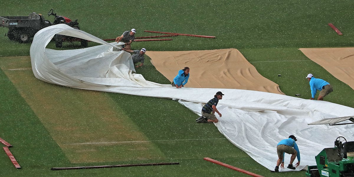 আজ বৃষ্টি শুরুর পর অ্যাডিলেড ওভালে ব্যস্ত মাঠকর্মীরা