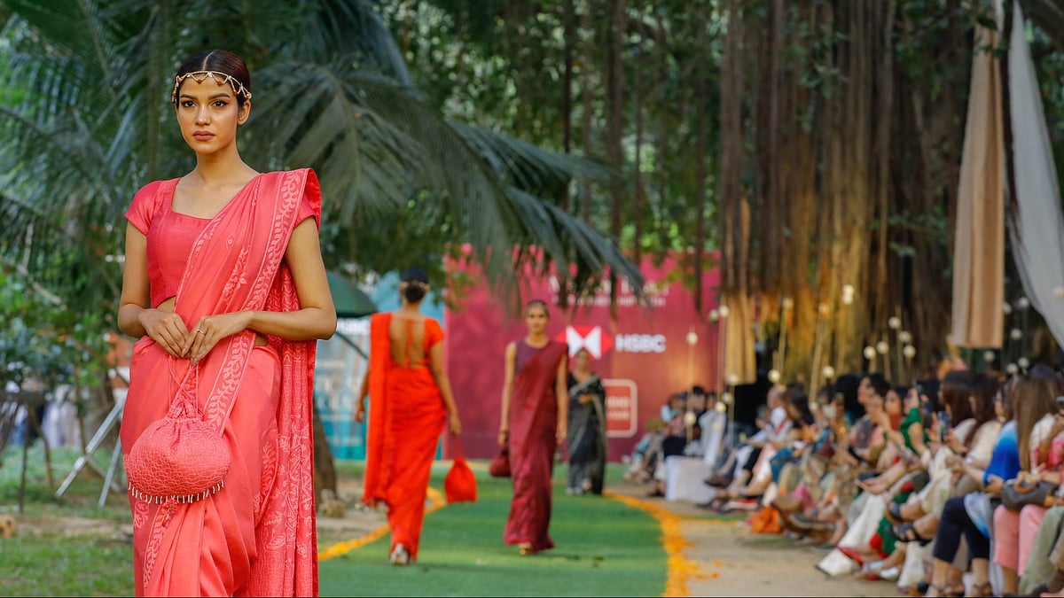 সিল্কের শাড়িতে সুতার কাজ