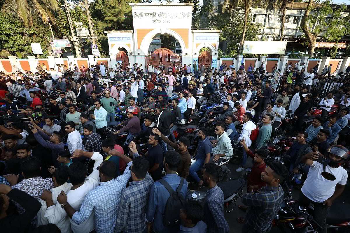 সিলেটে বিএনপির গণসমাবেশের আগে শহরজুড়ে মোটরসাইকেলে ‘মহড়া’ দিয়েছে ছাত্রলীগ। এ সময় বিএনপির বিরুদ্ধে বিভিন্ন স্লোগান দেওয়া হয়। বৃহস্পতিবার বিকেলে সিলেট কেন্দ্রীয় শহীদ মিনার এলাকায়