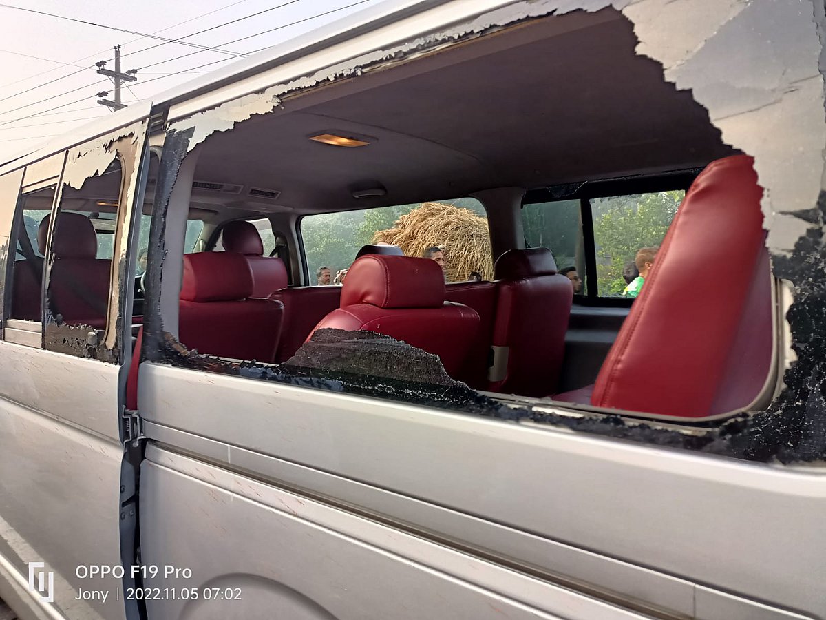 বরিশালে যাওয়ার পথে বিএনপি নেতা ইশরাক হোসেনসহ কয়েকজন নেতার গাড়িবহরে হামলা হয়