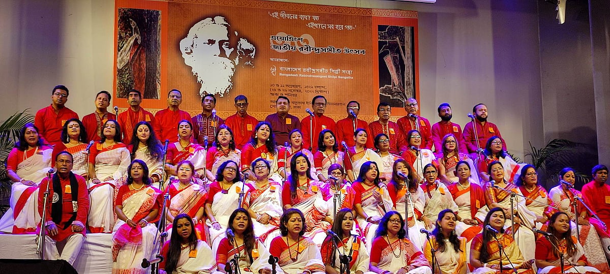 রবীন্দ্রনাথের পূজা-প্রেম পর্যায়ের গানের পাশাপাশি বৈচিত্র্য পর্যায়ের গান দিয়ে সাজানো ছিল সকালের আয়োজন