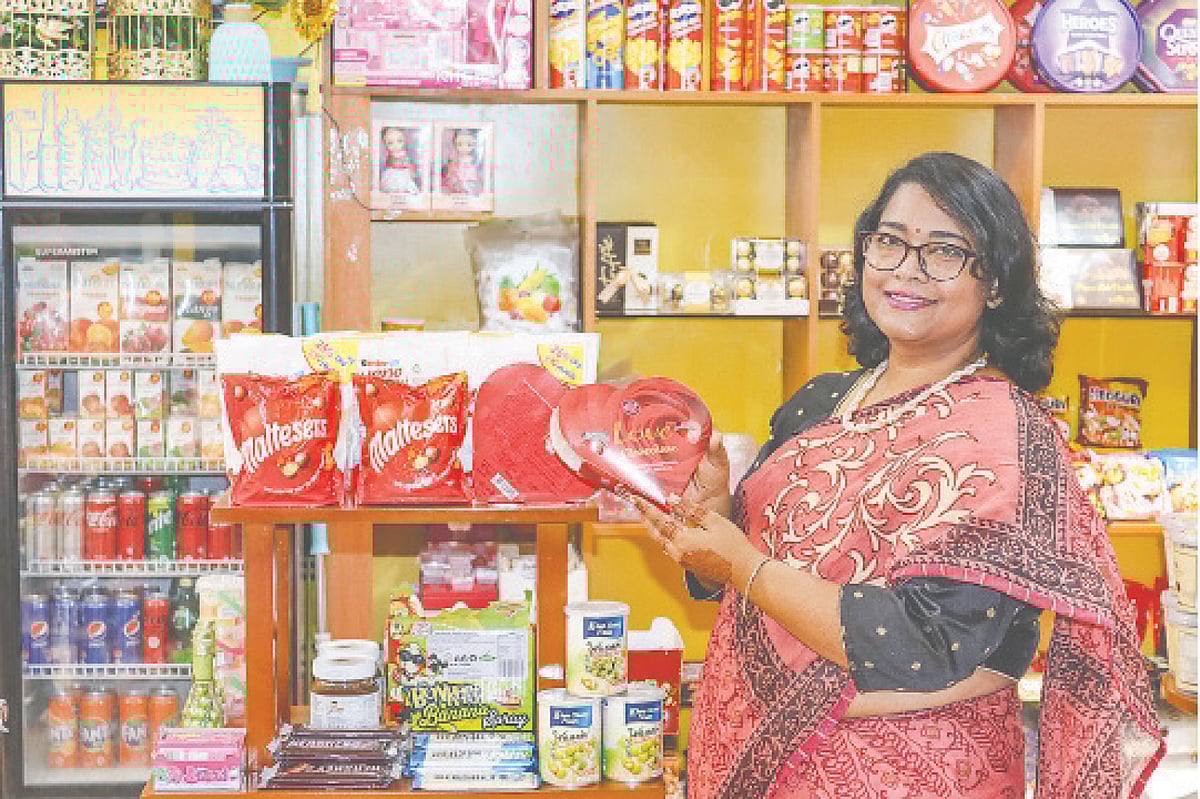 ঢাকার যমুনা ফিউচার পার্কে চকলেট অ্যান্ড পেস্টি নামে নিজের দোকানে চকলেট হাতে উদ্যোক্তা কামরুন নাহার।