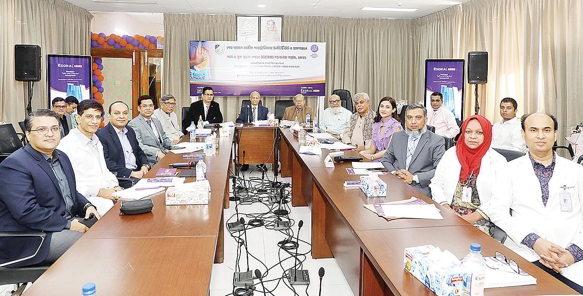 গলা ও বুক জ্বালাপোড়া সচেতনতা সপ্তাহ উপলক্ষে এসকেএফ ফার্মাসিউটিক্যালস লিমিটেডের আয়োজনে প্রথম আলোর সহযোগিতায় গোলটেবিল বৈঠকে আলোচকেরা। গতকাল রাজধানীর মহাখালীর শেখ রাসেল জাতীয় গ্যাস্ট্রোলিভার ইনস্টিটিউট ও হাসপাতালের সম্মেলনকক্ষে