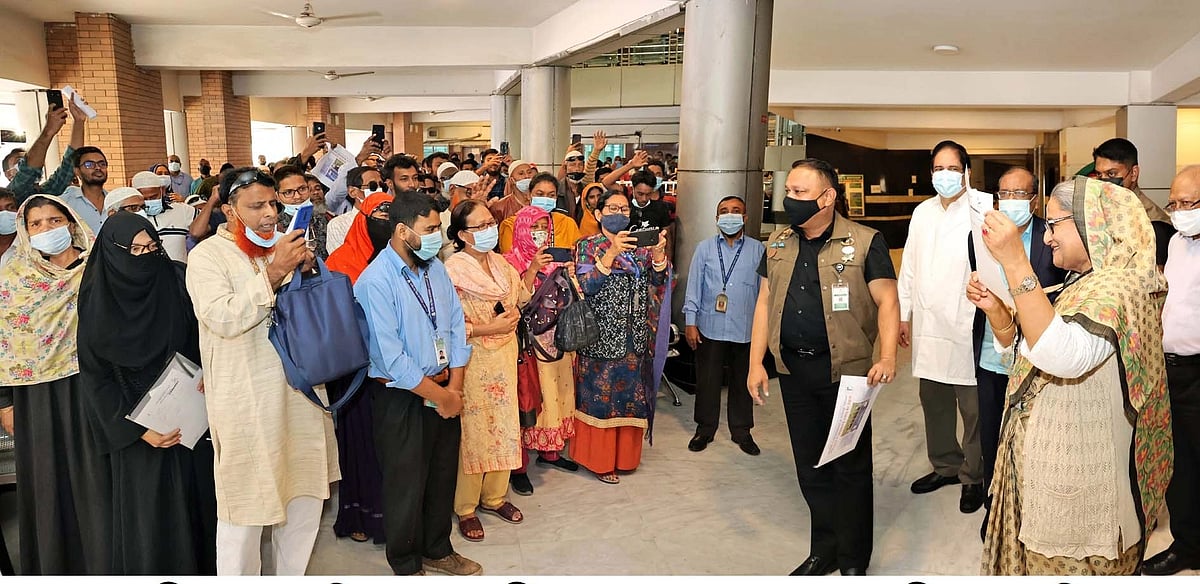 প্রধানমন্ত্রী হাসপাতাল ছাড়ার আগে চিকিৎসক, নার্স এবং বহির্বিভাগে চিকিৎসা নিতে আসা রোগী ও তাঁদের স্বজনদের সঙ্গে কুশল বিনিময় করেন