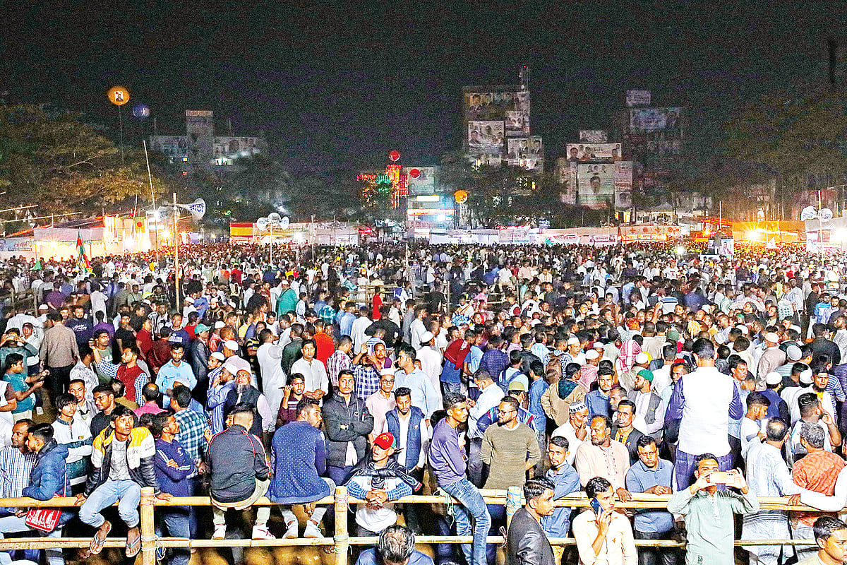 সিলেটে বিএনপির বিভাগীয় সমাবেশের আগেই বিভিন্ন জেলা-উপজেলা থেকে নেতা–কর্মীরা এসে উপস্থিত হয়েছেন নগরের চৌহাট্টা এলাকায় সরকারি আলিয়া মাদ্রাসা মাঠে। গতকাল সন্ধ্যায়