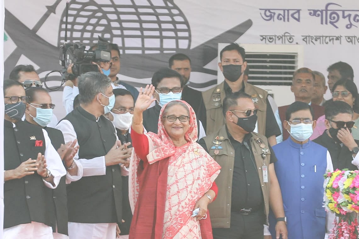 জনসভার মঞ্চে উপস্থিত প্রধানমন্ত্রী শেখ হাসিনা