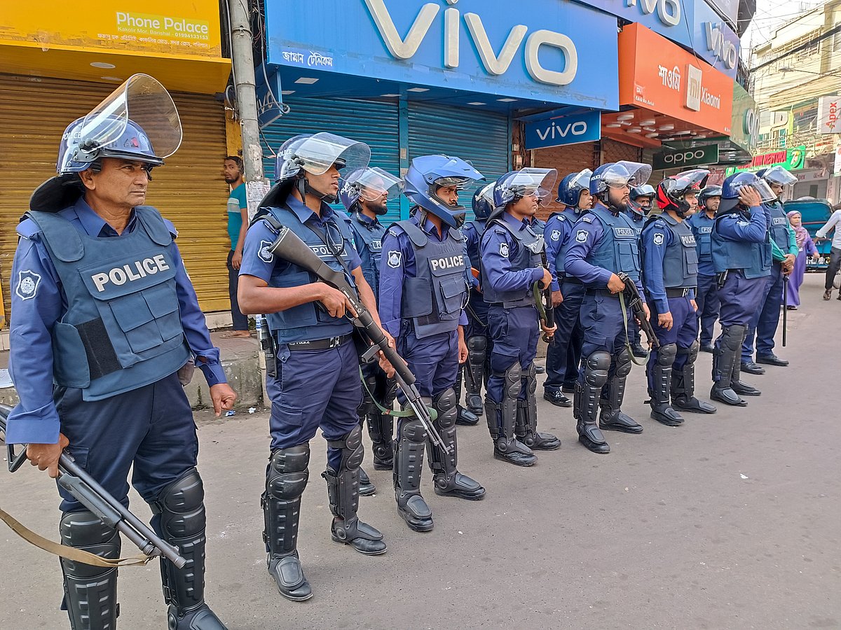 বরিশালে বিএনপির বিভাগীয় গণসমাবেশ উপলক্ষে রাস্তার মোড়ে মোড়ে পুলিশের সতর্ক অবস্থান। কাকলির মোড়, বরিশাল