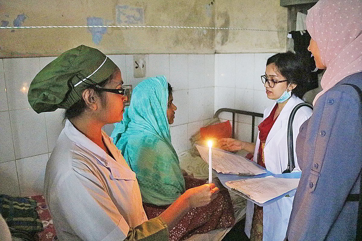 মোমবাতি জ্বালিয়ে চলছে চিকিৎসাসেবা। গত শুক্রবার রাতে বরিশাল শের-ই-বাংলা মেডিকেল কলেজ হাসপাতালের সার্জারি ওয়ার্ডে