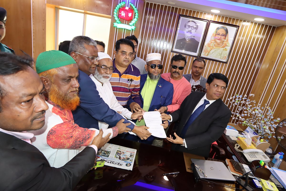 রংপুরে সিটি করপোরেশন নির্বাচনে মেয়র পদে জাতীয় পার্টির মনোনীত প্রার্থী মোস্তাফিজার রহমান মনোনয়নপত্র জমা দেন আজ মঙ্গলবার